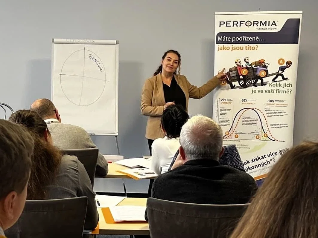 Lucie Spáčilová přednáší na semináři Jak vytvořit a udržet skvělý tým od Performia