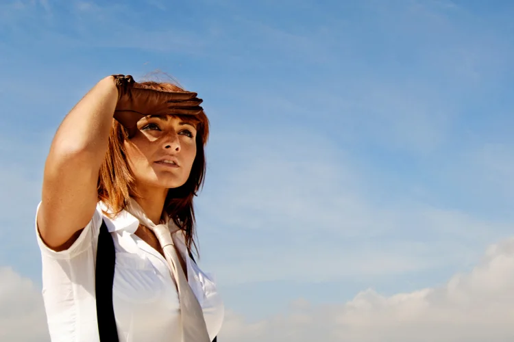 Marta oteando el horizonte